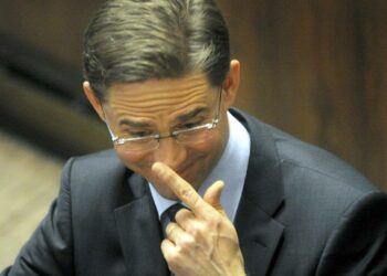 Pääministeri Jyrki Katainen on lehtitietojen mukaan hoputtanut suomalaisia kotiäitejä töihin.