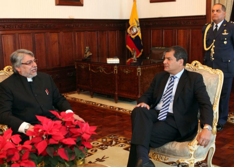 ”Parlamentaarisella vallankaappauksella” Paraguayn presidentinvirasta syrjäytetty Fernando Lugo (vas.) tapasi tapaninpäivänä Quitossa Ecuadorin presidentin Rafael Correan.