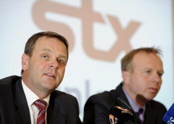 Elinkeinoministeri Jan Vapaavuori ja STX Finlandin varatoimitusjohtaja Jari Anttila tiedotustilaisuudessa maanantaina 28. tammikuuta.