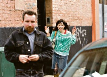 Sally Hawkins tähdittää komediaa, jossa ei anneta periksi negatiivisille tun-noille. Kuvassa Alexis Zegerman ja Sally Hawkins.