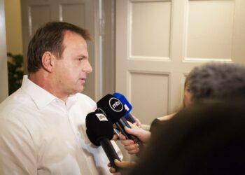 LSG Sky Chefs toimitusjohtaja Steffen Rosch vastaamassa tiedostusvälineiden kyselyihin valtakunnansovittelijan toimistolla. Finnairin ateriapalveluyhtiö LSG Sky Chiefs shoppailee halvempaa sopimusta eikä ole mukana ilmailualan sopimuksessa.