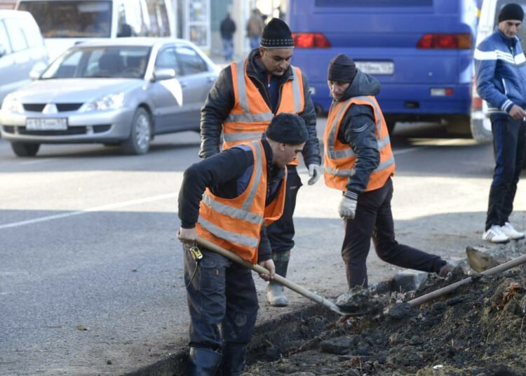 Työmiehiä Sotšin alueeseen kuuluvassa Adlerissa.
