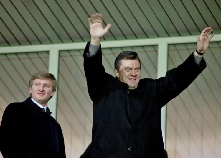 Šahtar Donetsk -jalkapalloseuran omistaja Rinat Ahmetov ja silloinen pääministeri Viktor Janukovytš tervehtivät Donetskin kannattajia Mestarien liigan ottelussa Barcelonassa joulukuussa 2004.