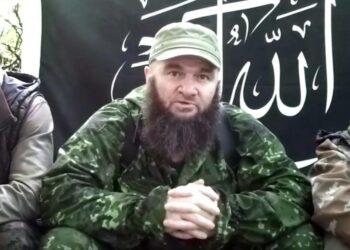 Doku Umarov (keskellä) kapinallisten viime heinäkuussa julkistamassa videossa.