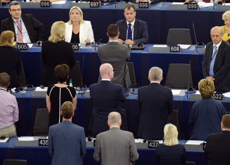 ”Eurofoobikot” osoittivat mieltä europarlamentin avausistunnossa 1. heinäkuuta kääntämällä selän orkesterille, joka soitti EU-hymniksi nostetun Beethovenin yhdeksännen sinfonian Ilon laulua.