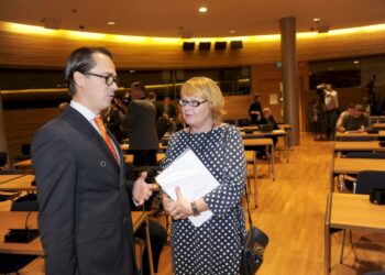 Vasemmistoliiton kansanedustaja Annika Lapintie (oik.) ja puolustusministeri Carl Haglund puolustuksen parlamentaarisen selvitysryhmän loppuraportin luovutustilaisuudessa keskiviikkona.