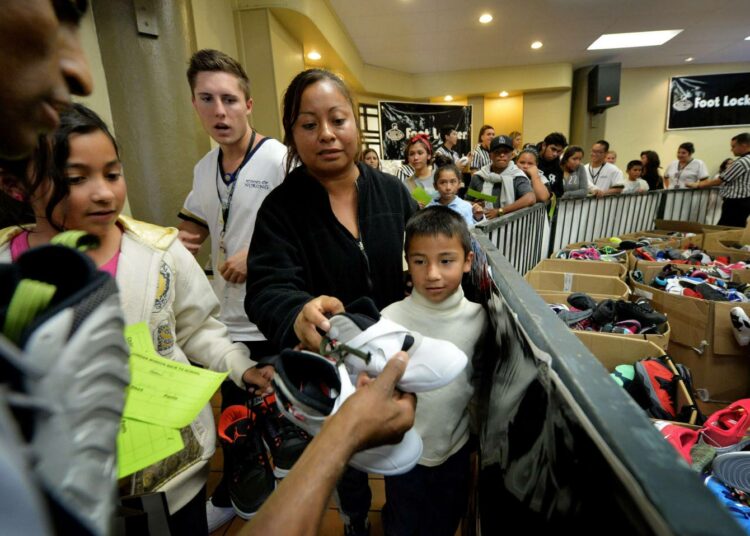 Poika sai kengät ja koulutarvikkeita hyväntekeväisyystapahtumassa Los Angelesissa lokakuun alussa. Yhdysvaltain lapsista joka kolmas on köyhä.