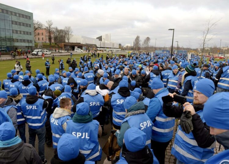 Suomen Poliisijärjestöjen Liiton mielenosoitusmarssi kokosi liiton jäseniä marssille Musiikkitalolle Helsingissä keskiviikkona.