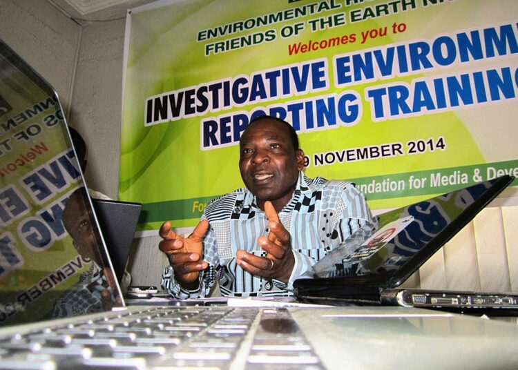 Ympäristöjärjestö Environmental Rights Actionin toiminnanjohtaja Godwin Ojo kehotti tutkivan ympäristöjournalismin kurssille osallistuneita nigerialaisia toimittajia vaatimaan viranomaisilta vastauksia ja vastuunottoa ympäristöongelmista.