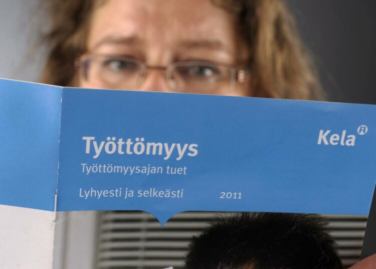 Yhä useamman on hankittava tietoa työttömyysturvasta. Työttömien työnhakijoiden määrä lisääntyi viime vuodesta 32 000:lla.