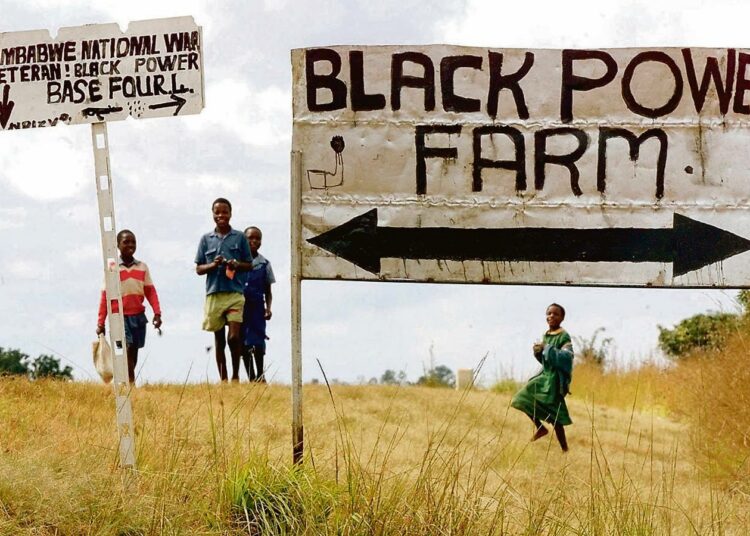 Zimbabwen maareformia mainostettiin 15 vuotta sitten köyhien mustien auttamisena.