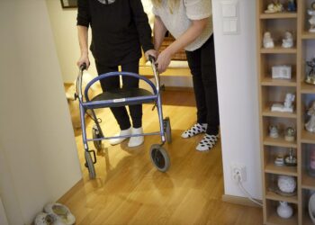 Kaikkiaan Suomessa arvioidaan olevan 350 000 omaishoitajaa, mutta vain hieman yli 40 000:lla on omaishoitosopimus kunnan kanssa.