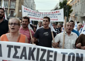 Mielenosoittajat vastustivat uutta lainaohjelmaa Ateenassa maanantaina.