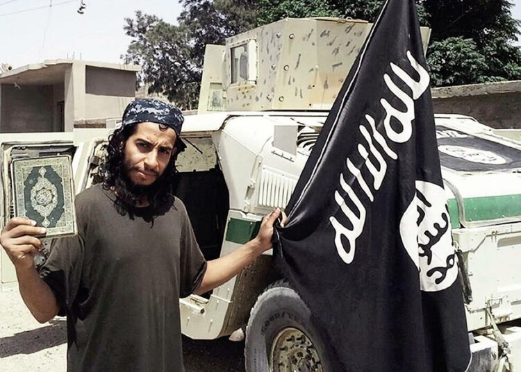 Isisin Dabiq-lehden helmikuussa julkaisema kuva, jonka oletetaan esittävän Pariisin iskujen pääsuunnittelijaksi epäiltyä Abdelhamid Abaaoudia.