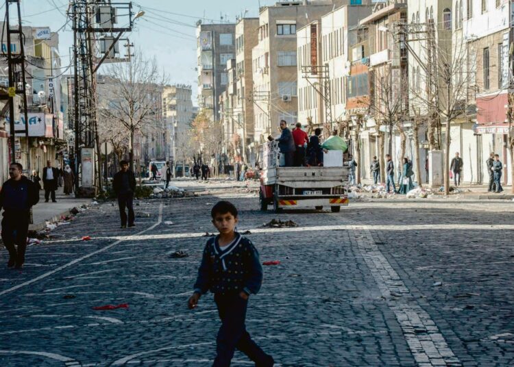 Ihmisiä pakeni joulukuussa kuorma-autolla yhteenottojen riepomasta Diyarbakirista.