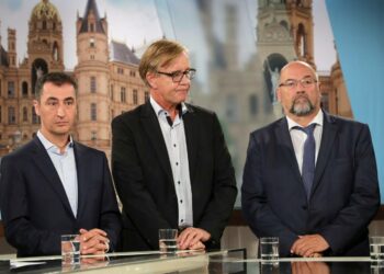 Vihreiden Cem Ozdemir (kuvassa vasemmalla), Linken Dietmar Bartsch ja CDU:n Harry Glawe osallistuivat vaalipäivänä televisiokeskusteluun.