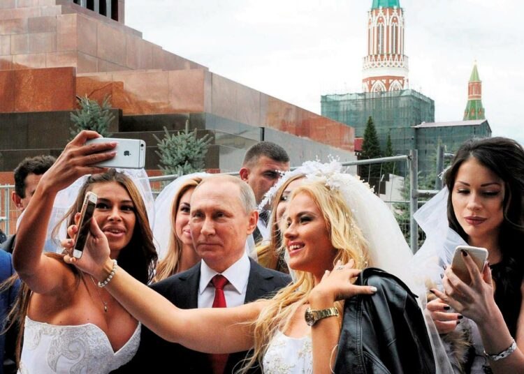 Presidentti Vladimir Putin asettui viime lauantaina selfie-kuvien kohteeksi Moskovan 869-vuotisjuhlissa Punaisella torilla.