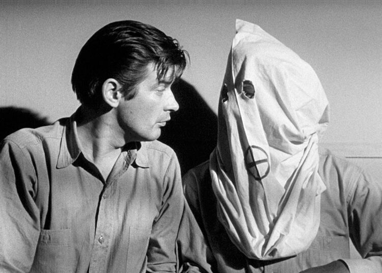 Lehtimies Johnny Barrett (Peter Breck) soluttautuu mielisairaalaan ja löytää koko kansakunnan hulluuden tilassa.