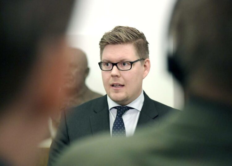 SDP:n Antti Lindtman paheksuu Twitterissä lasten laittamista eriarvoiseen asemaan. Maanantaina 14.11. hän äänesti Vantaan kaupunginvaltuustossa lasten päivähoito-oikeuden rajauksen puolesta.