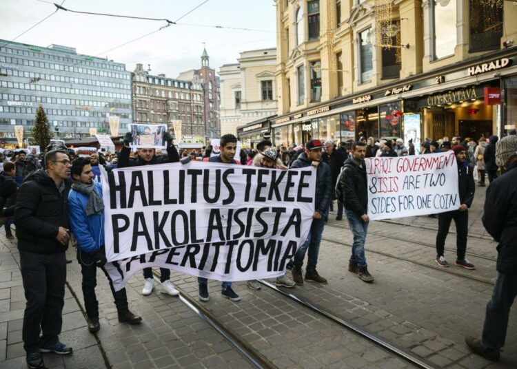 Hallituksen on tarkoitus jatkaa neuvotteluja Irakin kanssa pakkopalautuksista. Irakilaiset turvapaikanhakijat osoittivat mieltään Suomen turvapaikkapolitiikka ei ole oikeudenmukainen! -mielenosoituksessa Helsingissä joulukuun alussa.