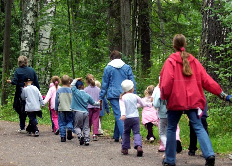 Kirjoittajan mukaan suuressa ryhmässä työntekijät kuormittuvat, lapset stressaantuvat, riidat lisääntyvät eikä kiusaamistilanteita aina ehditä huomata.