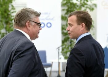 Ulkoministeri Timo Soini  ja valtiovarainministeri Petteri Orpo (oik.).