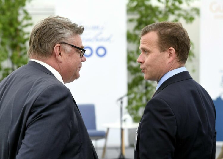 Ulkoministeri Timo Soini  ja valtiovarainministeri Petteri Orpo (oik.).