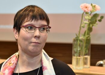 Merja Kyllönen haastaa presidenttiehdokkaat edistämään ydinaseriisuntaa.