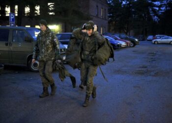 Puolustusvoimien Uusimaa 17 -pääsotaharjoitukseen osallistuvia varusmiehiä Santahaminassa maanantaiaamuna. Sotilaallisella maanpuolustuksella ja yleisellä asevelvollisuudella on suomalaisten vankka tuki.