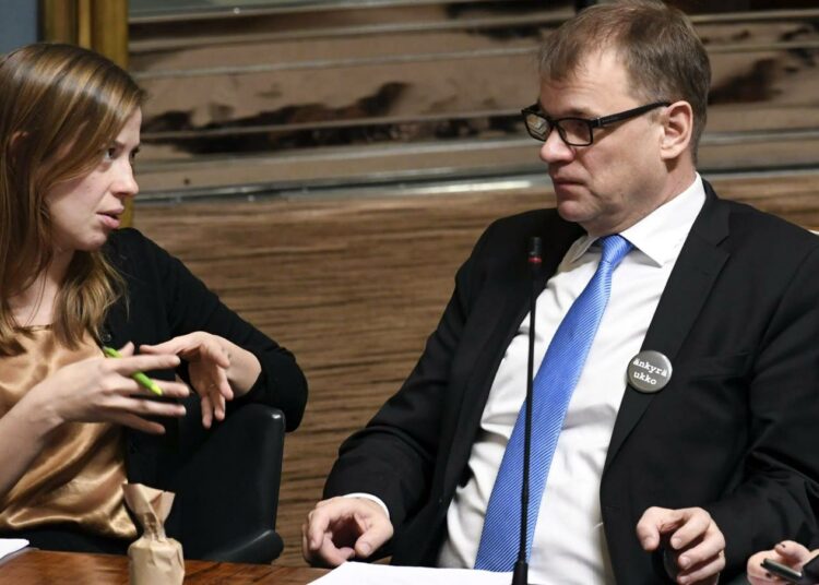 Li Andersson keskusteli pääministeri Juha Sipilän (kesk.) kanssa vuoden viimeisessä täysistunnossa keskiviikkona.