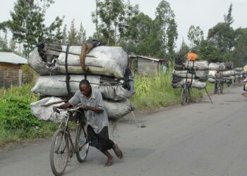 Puuhiilen valmistus perinteisillä menetelmillä on tuhoisaa Afrikan metsille. Kuva Kongon demokraattisesta tasavallasta.