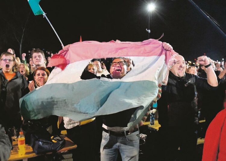 Fidesz-puolueen kannattajat juhlivat, kun Viktor Orbán nousi lavalle voittonsa jälkeen.