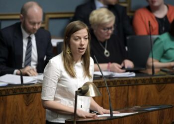 Li Andersson eduskunnan täysistunnossa huhtikuussa.