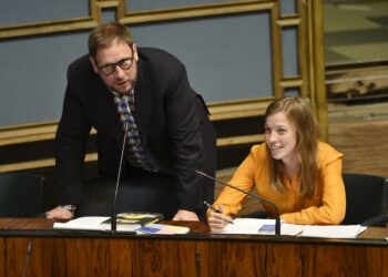 Paavo Arhinmäki yhdessä vasemmistoliiton puheenjohtajan Li Anderssonin kanssa eduskunnan täysistunnossa.