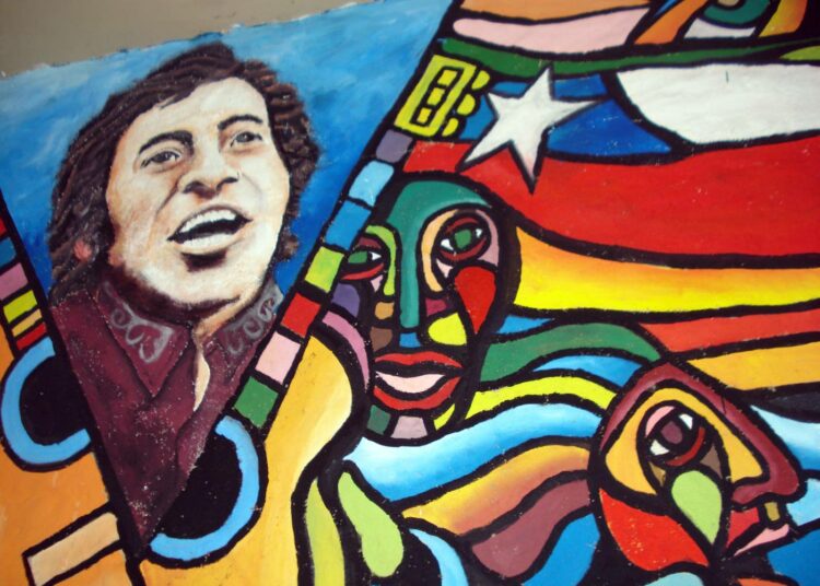 Victor Jaraa esittävä seinämaalaus Chilen pääkaupungissa Santiagossa.