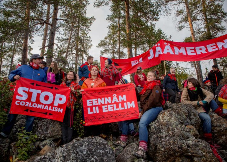 Red line -rajanvetotapahtumissa yhteen kokoontuneet paikalliset ja muut tukijat osoittivat, ettei Jäämeren rata ole tervetullut Saamenmaalle.