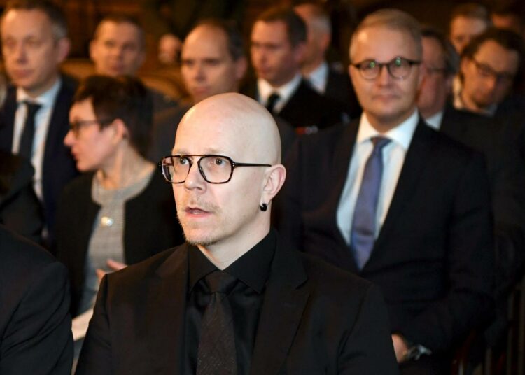 Suomalaisten maanpuolustustahtoa vankistetaan muun muassa maanpuolustuskursseilla. Rokkari Toni Wirtanen valtakunnallisen maanpuolustuskurssin avajaisissa 5.11.