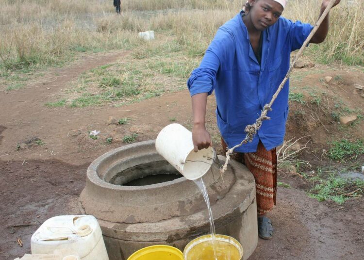 Afrikan naisilta voi kulua tuntikausia päivittäiseen vedenhakumatkaan.