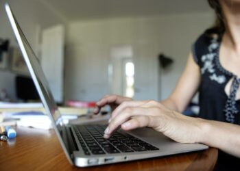 Toimistotyöntekijät pärjäävät ammattirakennemuutoksessa paremmin kuin teollisuuden työntekijät.