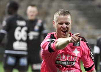 Kuvassa vielä HIFK:n paidassa oleva Juho Mäkelä siirtyy Ykkösen AC Ouluun.