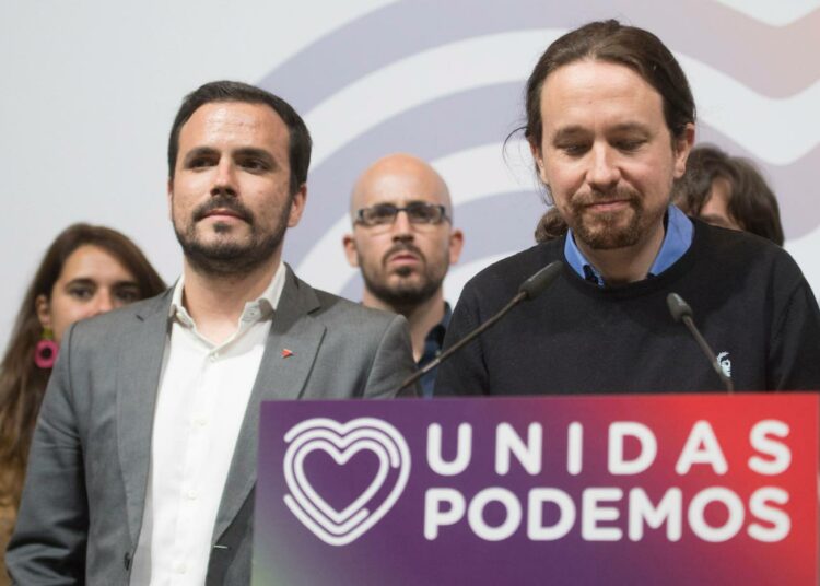 Podemosin johtaja Pablo Iglesias (oik.) puhumassa vaali-iltana Madridissa.