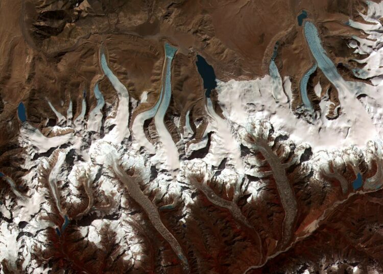 Satelliittikuva jäätikön reunasta Bhutanin alueella Himalajalla. Osa jäästä on sulanut ja muodostanut vuoristojärviä.