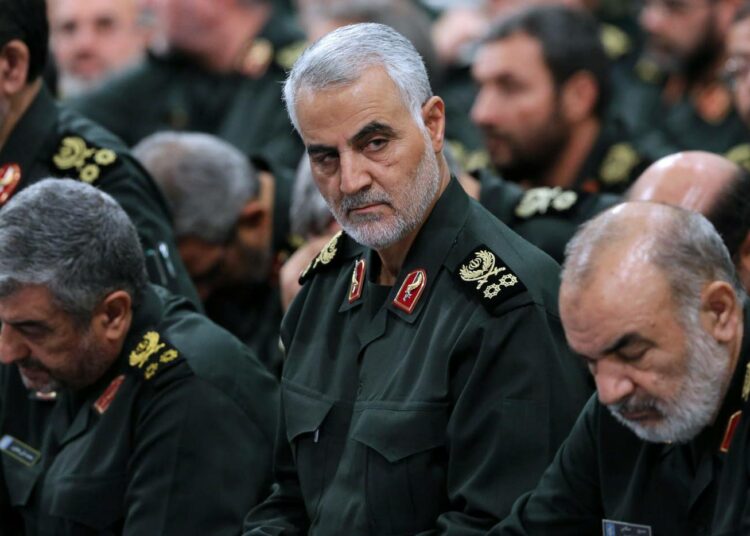 Kenraali Qassem Suleimani (keskellä) vuonna 2016 otetussa kuvassa.
