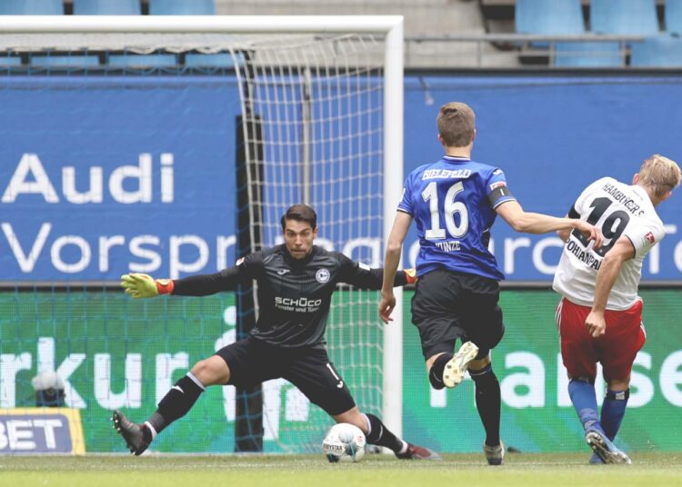 Joel Pohjanpalo (oik.)  pääsi maalipaikoille ottelussa Bielefeldiä vastaan, mutta ei onnistunut ohittamaan maalivahti Stefan Ortega Morenoa.