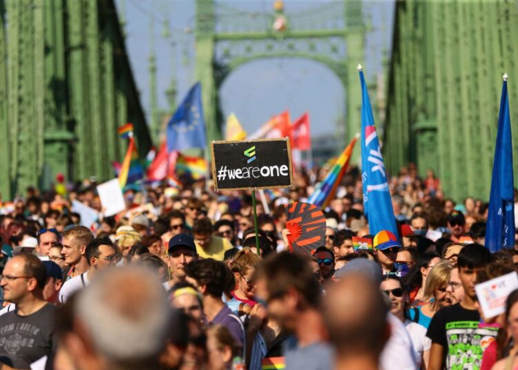 Budapestin Pride-paraati järjestettiin heinäkuussa. Unkarissa kirjakauppojen on käärittävä muoviin homosuhteista kertovat kirjat.