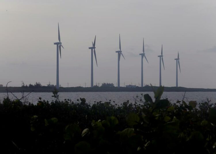 Tuulipuisto itäisen Gibaran kaupungin lähistöllä. Kuuba pyrkii vähentämään fossiilisten polttoaineiden käyttöään siten, että vuonna 2030 24 prosenttia sähköstä tulisi uusiutuvista lähteistä.