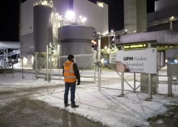 Lakko UPM:n tehtailla uhkaa lauantaina 1.1. Kuva UPM:n Kaukaan tehtaanportilta vuodelta 2020.