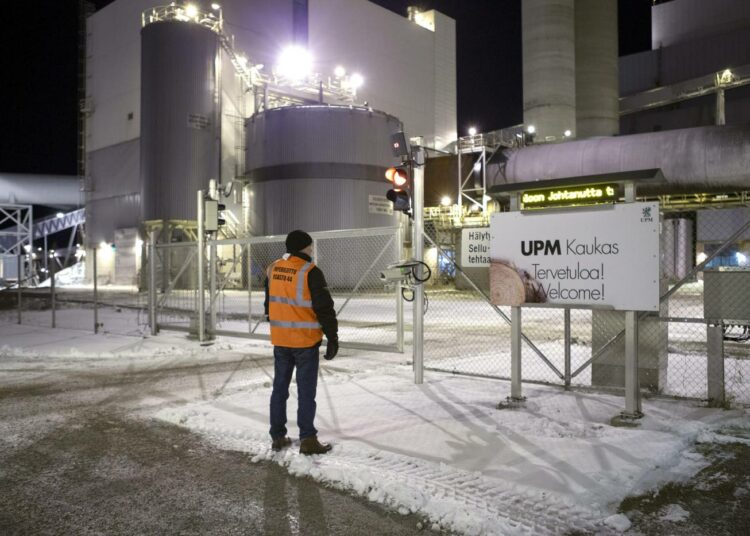 Lakko UPM:n tehtailla uhkaa lauantaina 1.1. Kuva UPM:n Kaukaan tehtaanportilta vuodelta 2020.