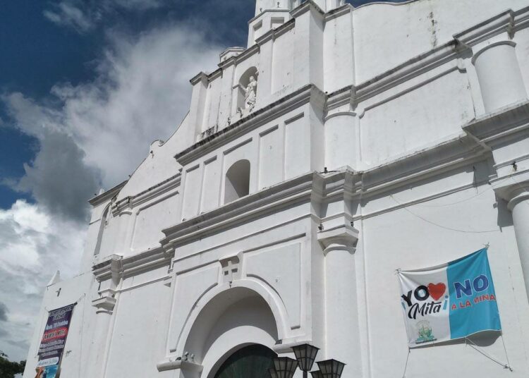 Kaivostoiminnan vastainen banderolli Asunción Mitan kirkon julkisivulla.