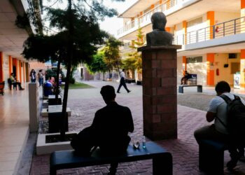 Opiskelijoita yksityisen Francisco Gavidia yliopiston kampuksella El Salvadorin pääkaupungissa San Salvadorissa. Korkeampi koulutus on koko Keski-Amerikassa liian kallista vähävaraisille ja varakkaillekin usein laadultaan kehnoa.